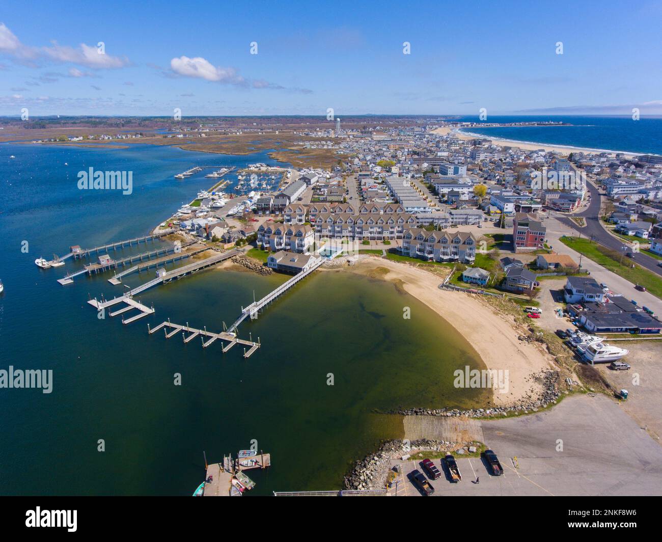 Vue aérienne du village de Hampton Beach à Hampton Harbour, y compris les bâtiments historiques au bord de l'eau du parc national de Hampton Beach dans la ville de Hampton, New Harp Banque D'Images