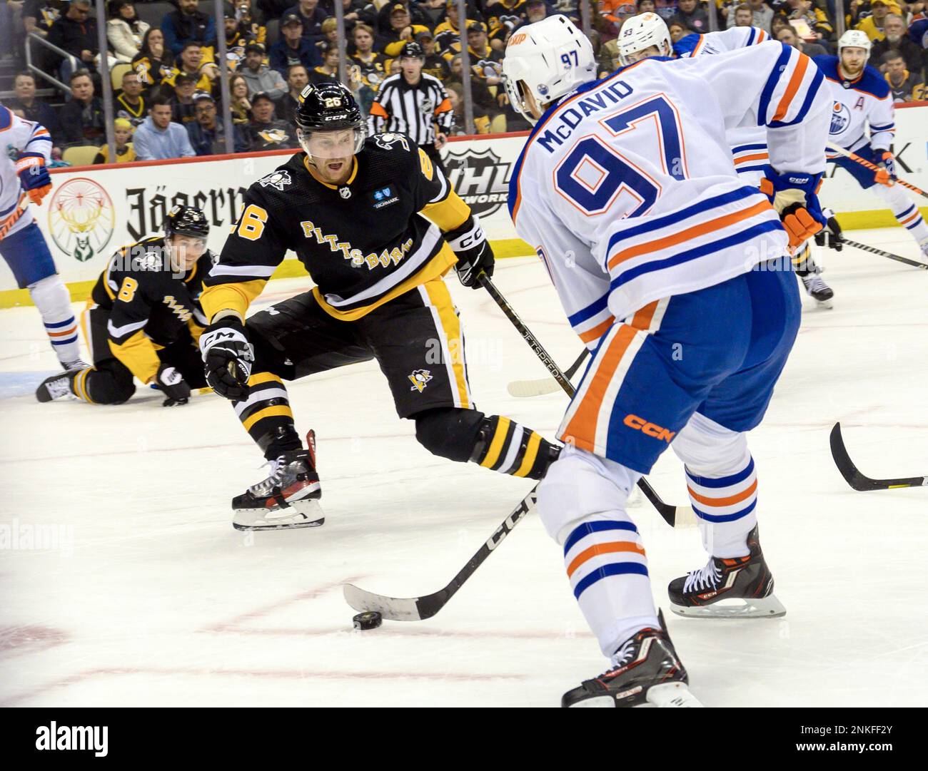 Pittsburgh, États-Unis. 23rd févr. 2023. Centre des Oilers d'Edmonton Connor McDavid (97) les patineurs passent devant le défenseur des pingouins de Pittsburgh Jeff Petry (26) et se classent au cours de la première période à l'aréna des peintures de PPG à Pittsburgh jeudi, à 23 février 2023. Photo par Archie Carpenter/UPI crédit: UPI/Alay Live News Banque D'Images