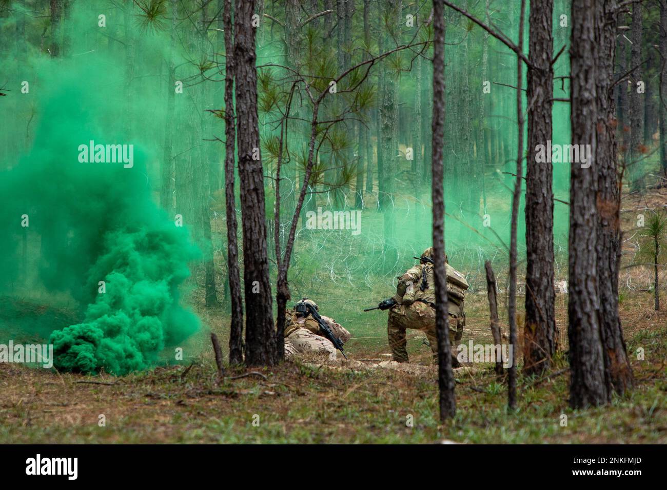 Ingénieurs des Émirats arabes Unis 11th Mountain Battalion, États-Unis L'équipe de combat de la brigade de l'armée 2nd, division des montagnes 10th, et la brigade d'assistance de la Force de sécurité 3rd, ont franchi un obstacle lors d'un exercice d'incendie en direct tout en participant à la rotation 23-04 du Centre d'entraînement de préparation interarmées, 22 février 2023. Des soldats de l'émirat arabe Uni du bataillon des montagnes de 11th participent à la rotation d'entraînement aux côtés des États-Unis Soldats de l'armée de l'équipe de combat de la Brigade 2nd, de la Division des montagnes 10th et de la Brigade d'assistance de la Force de sécurité 3rd. Les soldats des Émirats arabes Unis s'entraîneront aux côtés d'un américain Brigade de l'armée Banque D'Images