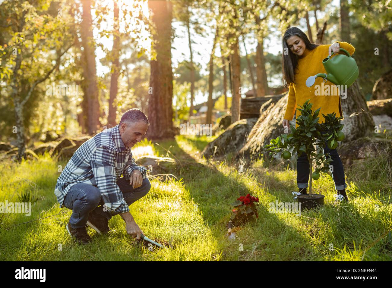 Couple d'âge mûr s'occupant du jardin naturel Banque D'Images