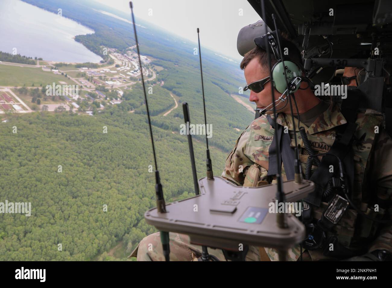 ÉTATS-UNIS Le capitaine de l'armée Tucker Palmatier, un officier de cyberguerre électronique affecté à l'équipe de combat de la Brigade d'infanterie 37th, surveille l'équipement VROD (Versatile radio observation and Direction) pendant une mission d'entraînement au Camp Grayling, Michigan, le 14 août 2022. L'exercice, qui était en partenariat avec le Bureau de la Garde nationale, a permis à Palmatier de tester l'équipement dans une variété d'environnements, en augmentant les capacités de combat et la préparation de l'IBCT de 37th. Banque D'Images