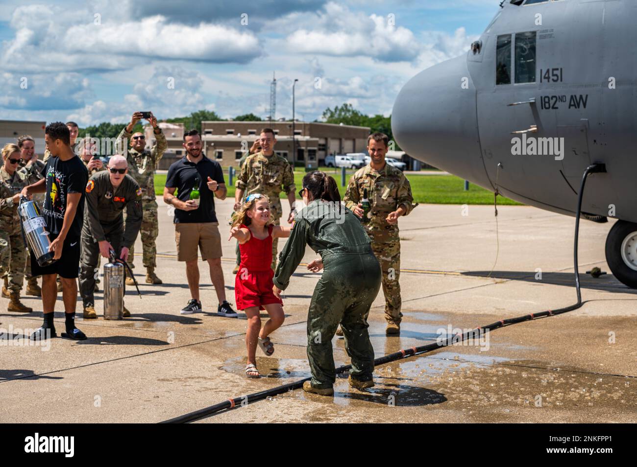 ÉTATS-UNIS Le lieutenant de la Force aérienne, le colonel Shannon Wrage, un navigateur du 169th Airlift Squadron, de la Garde nationale aérienne de l'Illinois, accueille sa fille après son « vol fini » à la 182nd Airlift Wing à Peoria, Illinois, le 14 août 2022. Wrage a 26 ans de service militaire. Banque D'Images