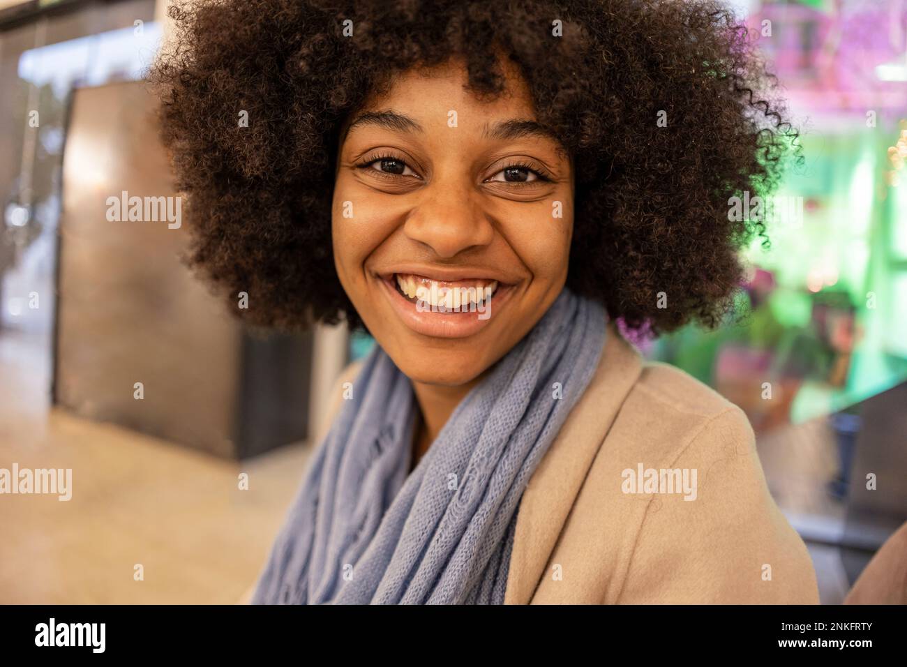 Femme joyeuse avec une coiffure afro Banque D'Images