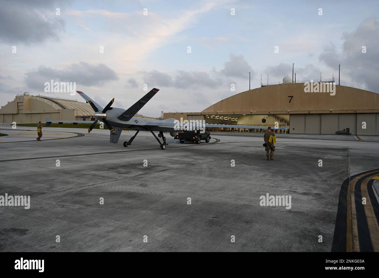 ÉTATS-UNIS Les responsables de la 119th e Escadre de la Force aérienne travaillent sur le MQ-9 Reaper en vue du décollage durant le COPE North à la base aérienne d'Andersen, à Guam, le 12 février 2023. Cope North est un exercice annuel de formation sur le terrain qui permet à chaque pays partenaire d'affiner ses compétences essentielles en matière de préparation tout en améliorant l'interopérabilité entre plusieurs zones de mission, notamment la supériorité aérienne, l'interdiction, la guerre électronique, le transport aérien tactique et les capacités de ravitaillement aérien. (É.-U. Photo de la Garde nationale aérienne par le principal Airman Christa Anderson) Banque D'Images