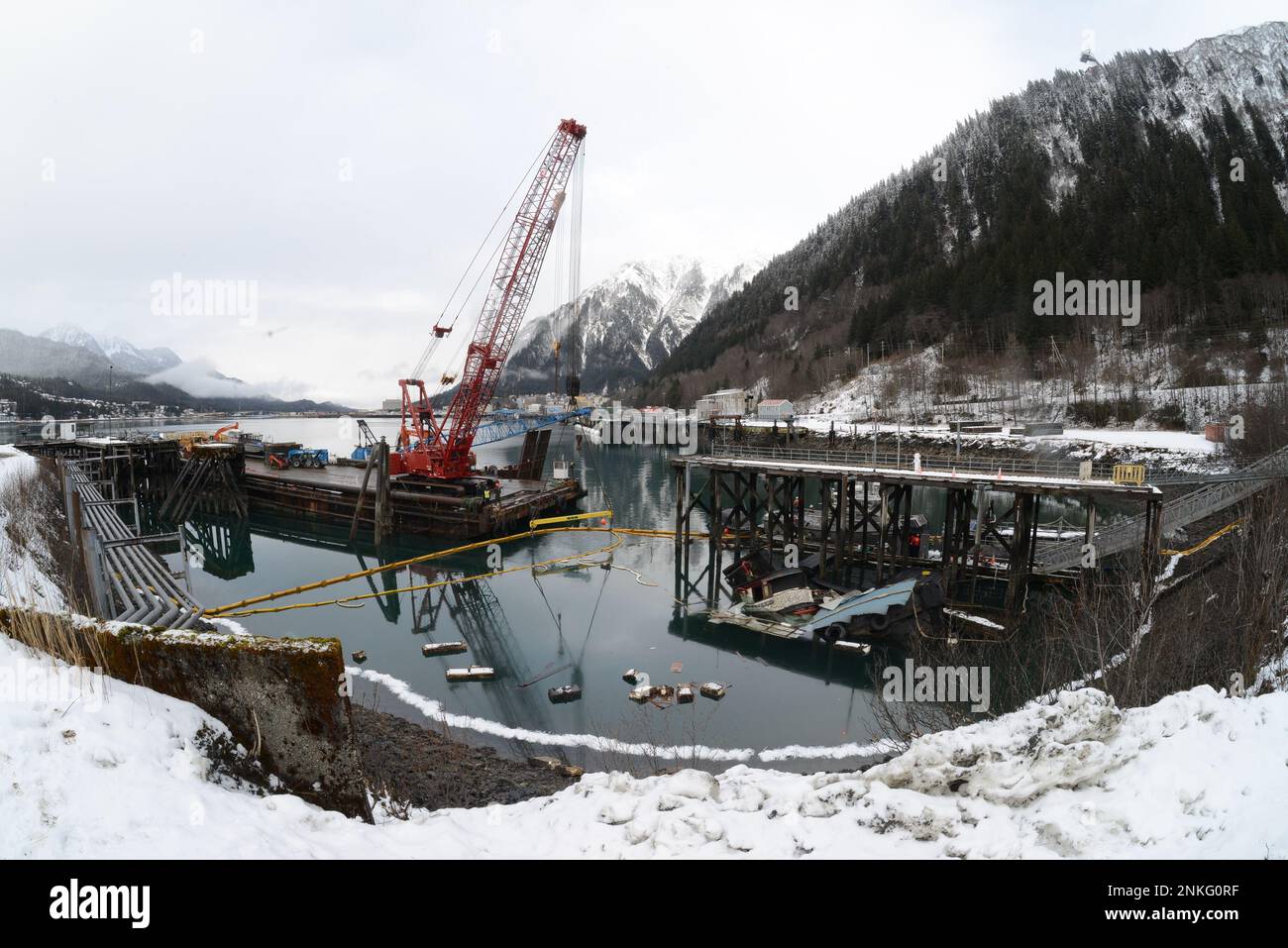 Le Tagish, un remorqueur de 107 pieds, construit pendant la Seconde Guerre mondiale, est submergé au quai du chenal Gasineau à Juneau, en Alaska, le 9 février 2023. États-Unis La Garde côtière a fédéralisé la réponse pour récupérer le navire avec de l'argent du Fonds d'affectation spéciale pour la responsabilité en cas de déversement de pétrole afin d'atténuer la menace potentielle de pollution. (É.-U. Photo de la Garde côtière par Petty Officer 3rd classe Ilian Borrero-Aguirre) Banque D'Images
