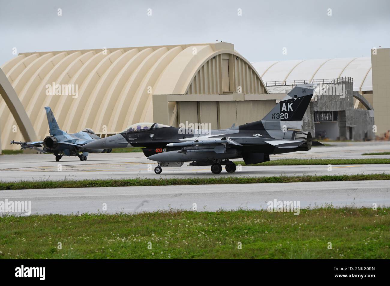 ÉTATS-UNIS Air Force 345th Fighter Wing F-16 agresseurs taxi sur la ligne aérienne pendant le COPE North 23 à la base aérienne d'Andersen, Guam, 22 février, 2023.Cope North est un exercice annuel de formation sur le terrain qui permet à chaque pays partenaire d'affiner ses compétences essentielles de préparation tout en améliorant l'interopérabilité entre plusieurs zones de mission pour inclure la supériorité aérienne, l'interdiction, la guerre électronique, le transport aérien tactique et les capacités de ravitaillement aérien. (É.-U. Photo de la Garde nationale aérienne par le principal Airman Christa Anderson) Banque D'Images