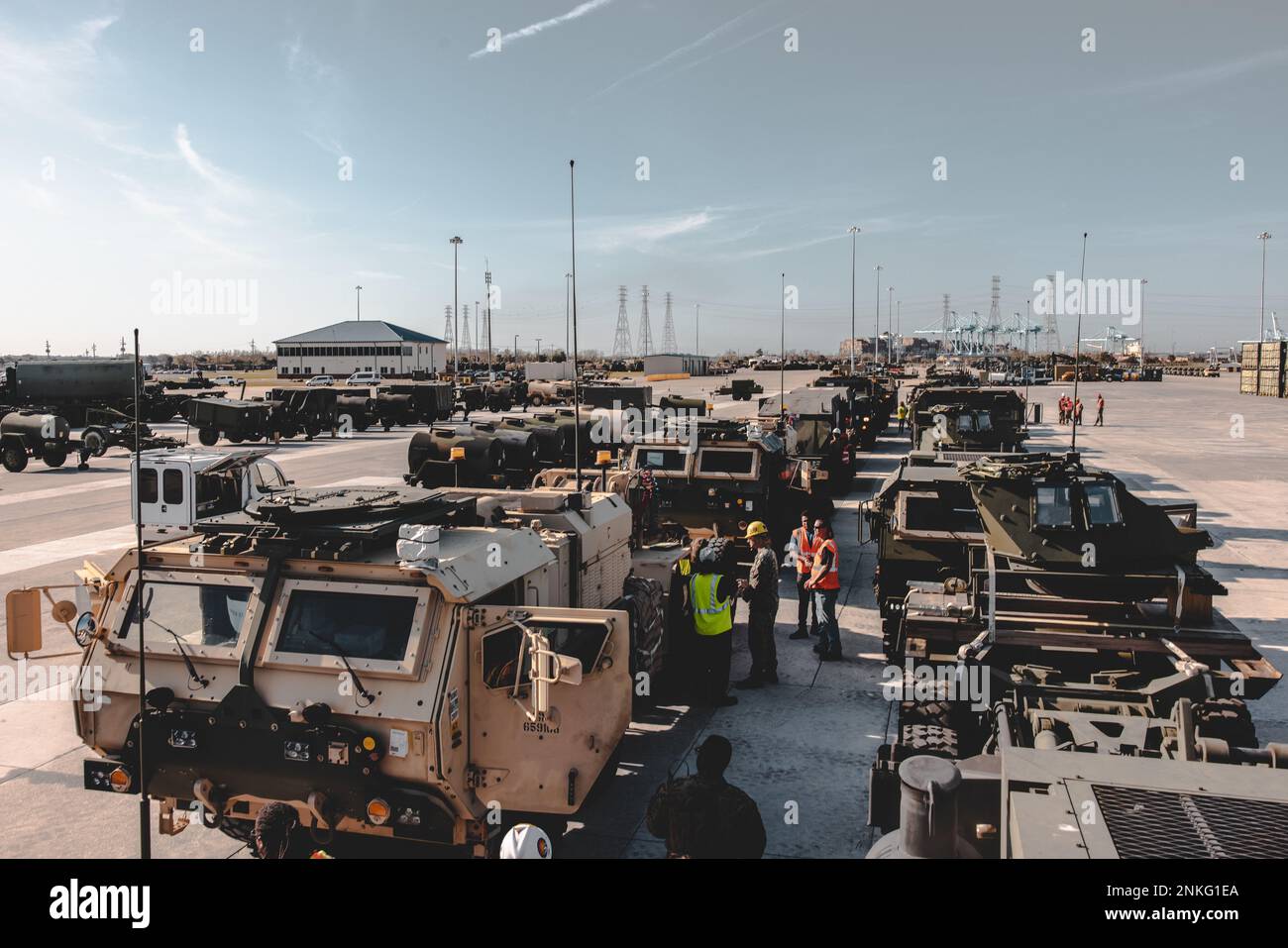 ÉTATS-UNIS Marines avec combat Logistics Regiment 27, 2nd véhicules de scène du Marine Logistics Group durant l'exercice de la Force de prépositionnement maritime (MPFEX) 23 sur l'installation de soutien du corps maritime Blount Island, Floride, le 8 février 2023. Le MPFEX 23 est un exercice militaire permettant aux Marines et aux marins de travailler ensemble pour décharger et traiter du matériel militaire à partir d'un seul navire du MPF, le USNS Bobo (AK-3008). L’exercice est une répétition de la capacité des Marines et des marins à procéder à des déchargements sûrs et efficaces dans un environnement tactique afin d’améliorer le déploiement rapide et évolutif des forces expéditionnaires navales. ( Banque D'Images