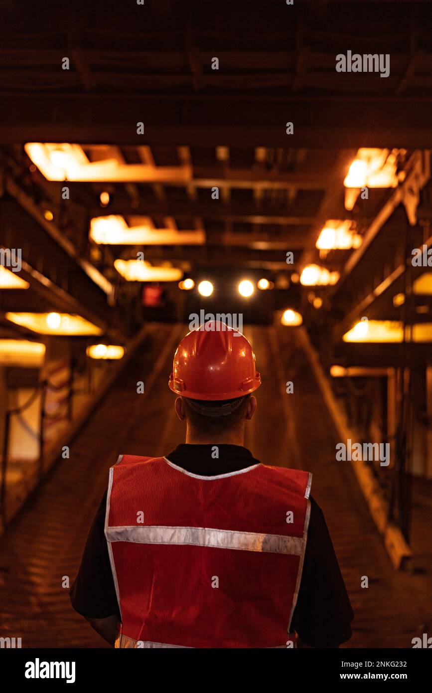 A ÉTATS-UNIS Marine avec combat Logistics Regiment 27, 2nd Marine Logistics Group Ground guide un véhicule tactique sur le Bobo USNS (AK-3008) lors de l'exercice de la Force de prépositionnement maritime (MPFEX) 23 sur l'installation de soutien du corps maritime Blount Island, Floride, le 8 février 2023. Le MPFEX 23 est un exercice militaire permettant aux Marines et aux marins de travailler ensemble pour décharger et traiter du matériel militaire à partir d'un seul navire du MPF, le USNS Bobo (AK-3008). L’exercice est une répétition de la capacité des Marines et des marins à effectuer des déchargements sûrs et efficaces dans un environnement tactique pour améliorer la rapidité et l’scalaire Banque D'Images