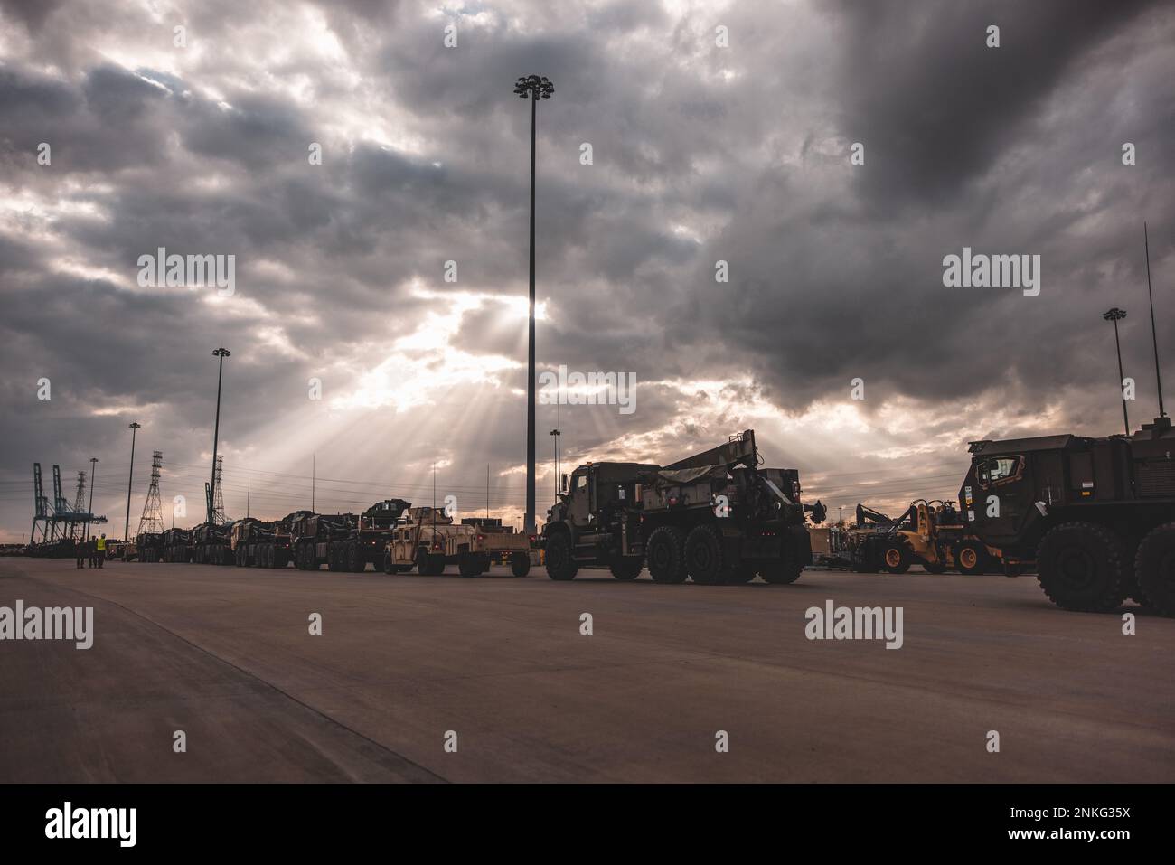 ÉTATS-UNIS Marines avec combat Logistics Regiment 27, 2nd le groupe de logistique maritime a mis en scène l'équipement d'un déchargement côté jetée lors de l'exercice de force de prépositionnement maritime (MPFEX) 23 sur l'installation de soutien du corps maritime Blount Island, Floride, le 9 février 2023. Le MPFEX 23 est un exercice militaire permettant aux Marines et aux marins de travailler ensemble pour décharger et traiter du matériel militaire à partir d'un seul navire du MPF, le USNS Bobo (AK-3008). L’exercice est une répétition de la capacité des Marines et des marins à effectuer des déchargements sûrs et efficaces dans un environnement tactique afin d’améliorer le déploiement rapide et évolutif de la navigation Banque D'Images