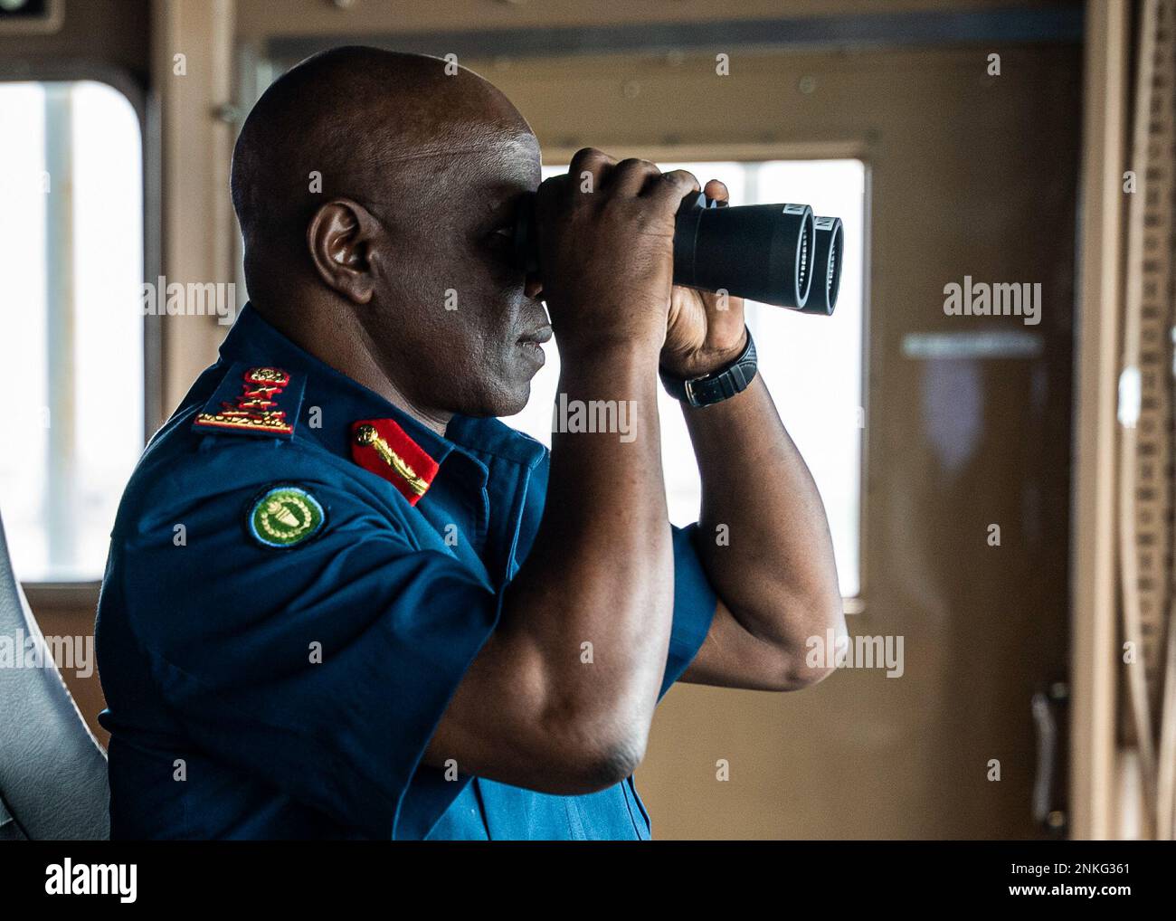 220814-F-LN908-0857 DAR ES SALAAM (Tanzanie) (le 14 août 2022) le général  de division Shaban Mani, commandant de la Force aérienne tanzanienne,  regarde à travers des jumelles à bord de la base maritime