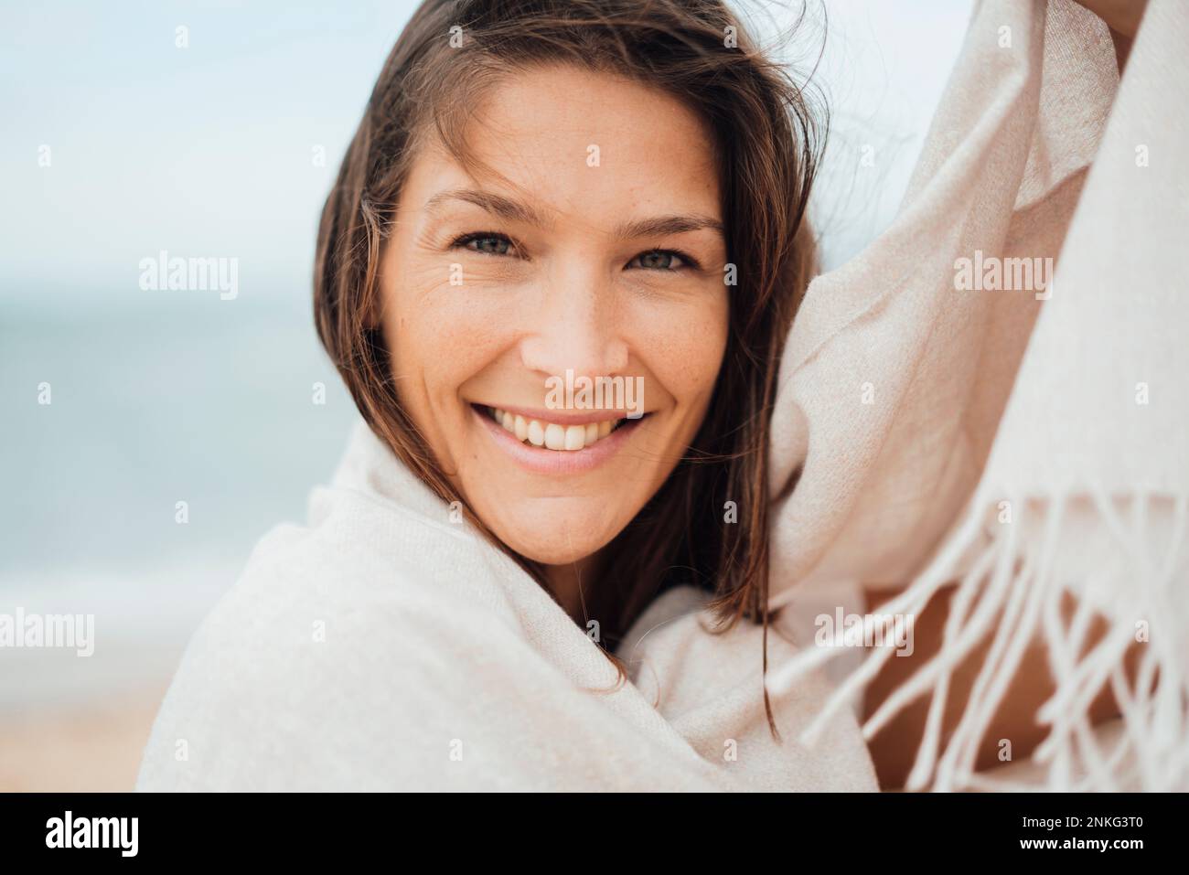 Une femme heureuse avec un sourire éclatant Banque D'Images