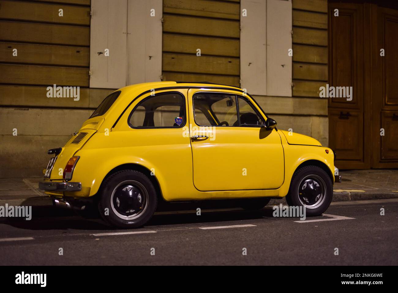 Petite voiture jaune Old Timer à Paris, France Banque D'Images