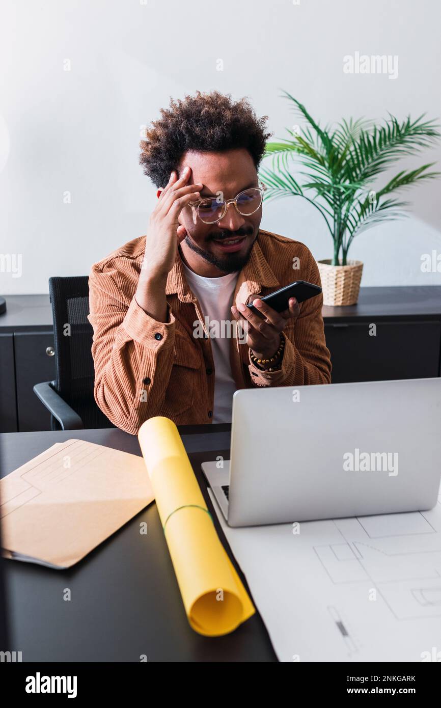 Homme d'affaires utilisant un smartphone au bureau Banque D'Images