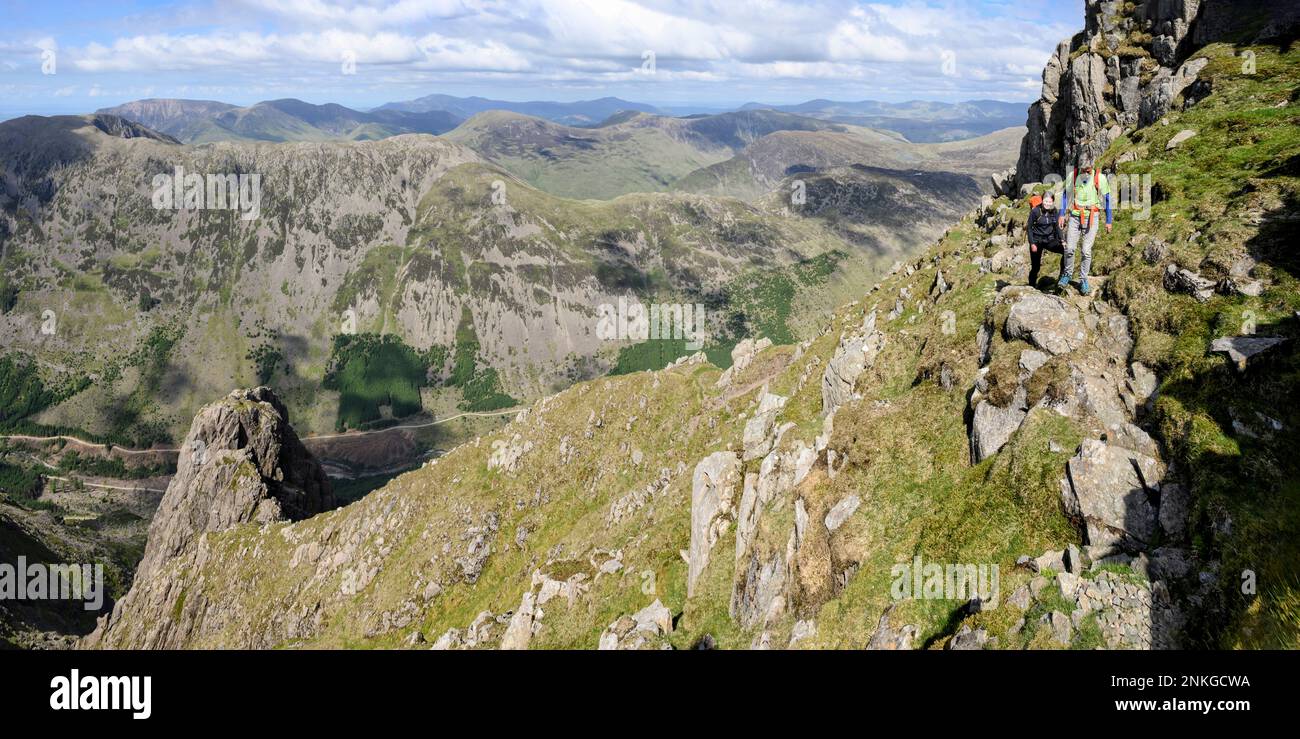 Vue tranquille des randonneurs marchant sur la montagne Pillar, Western Fells, Lake District, Angleterre Banque D'Images