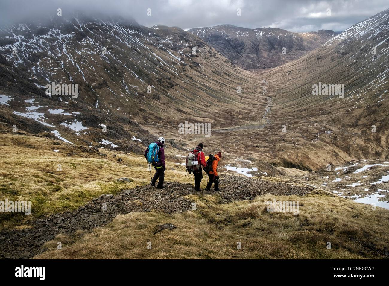 Vue tranquille des randonneurs marchant sur la montagne, Glencoe, Écosse Banque D'Images