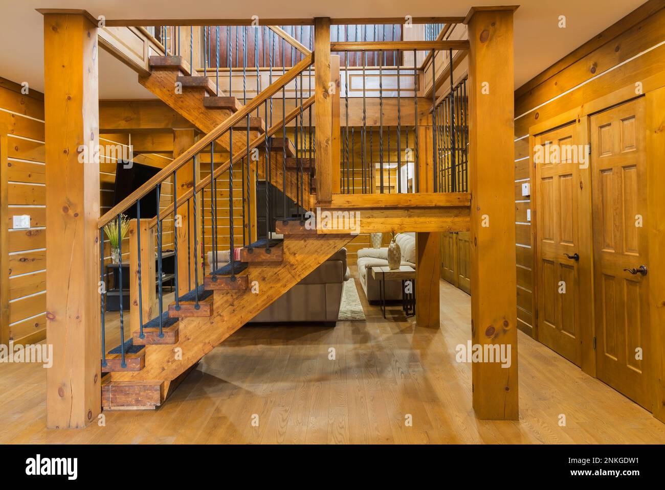 Escalier et banister en bois avec broches en fer forgé noir et fils anti-dérapants de charbon de bois à l'intérieur de la maison en bois de pin blanc blanchi de l'est. Banque D'Images