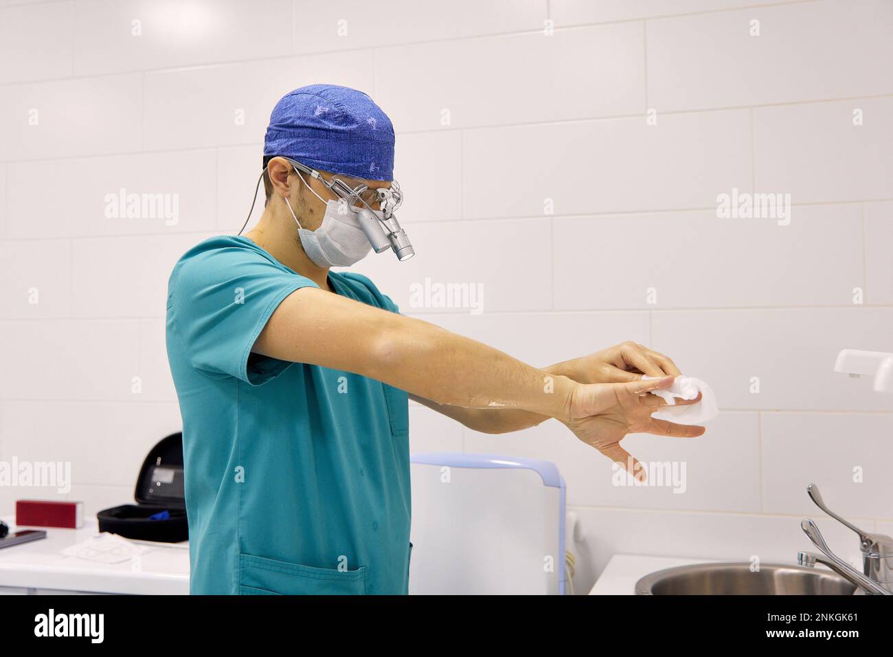 Médecin essuyant les mains avec du papier de soie Banque D'Images