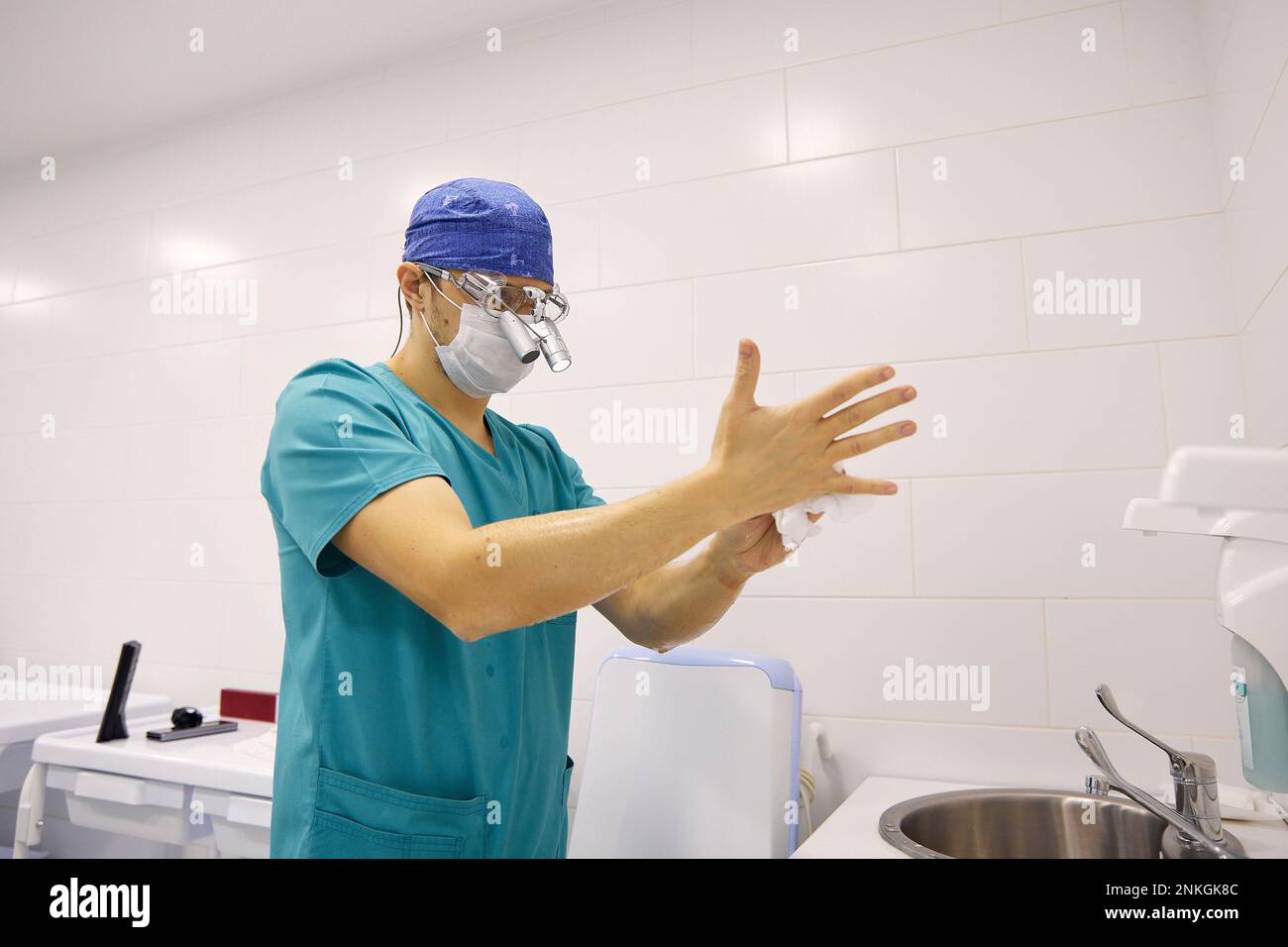 Médecin avec du papier de soie essuyant les mains à l'hôpital Banque D'Images