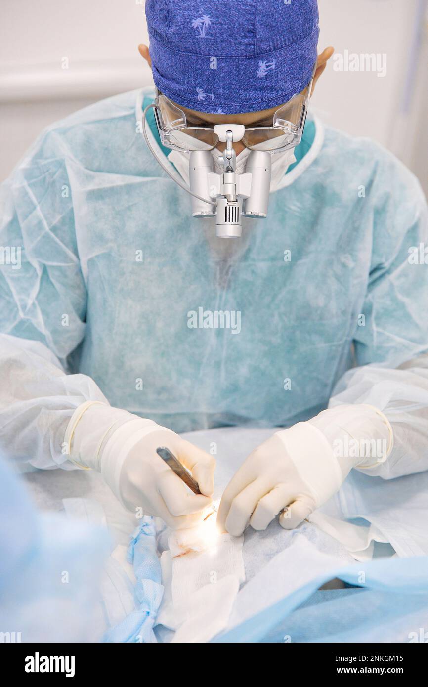 Chirurgien effectuant une chirurgie oculaire du patient à l'hôpital Banque D'Images