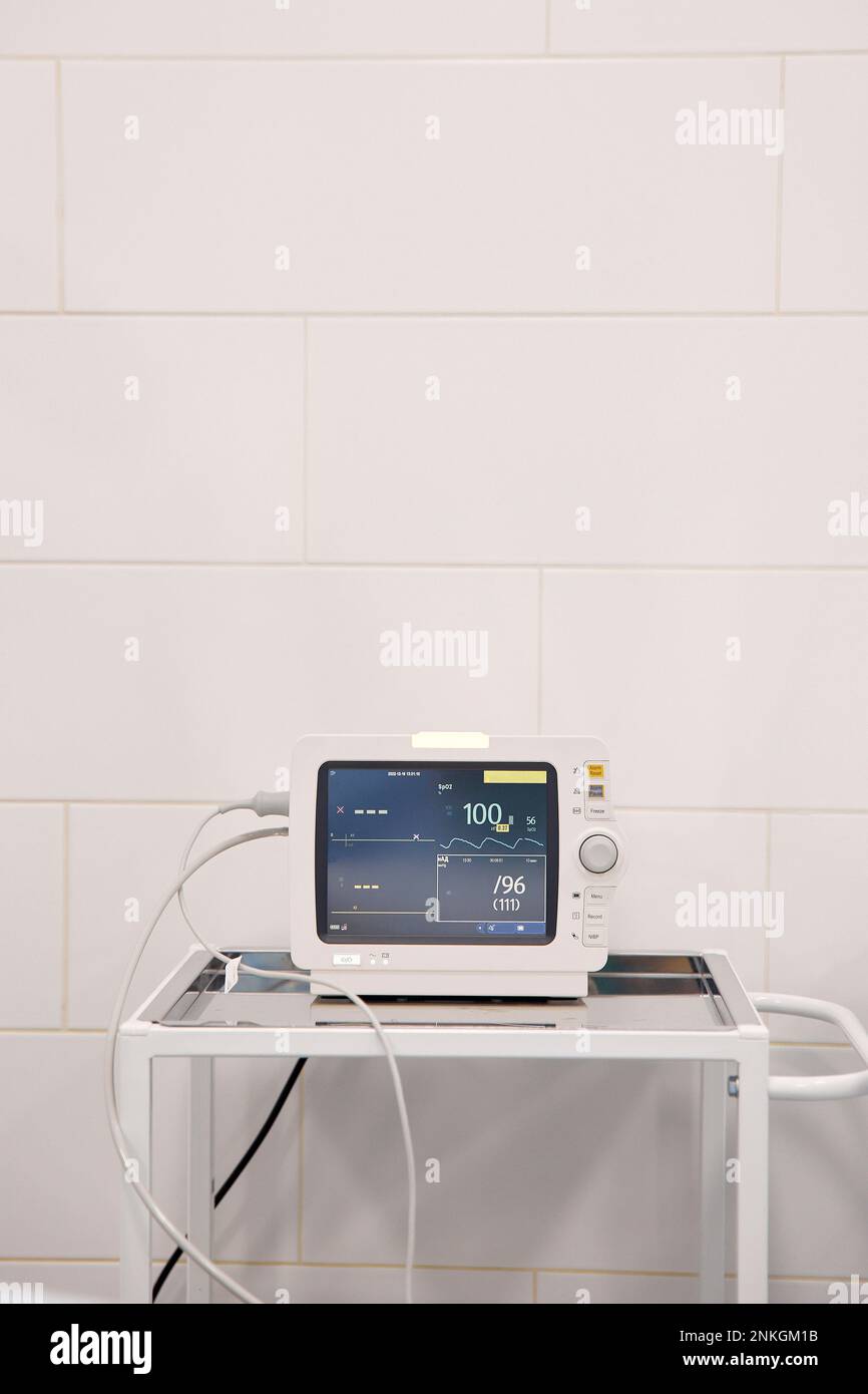 Ventilateur médical avec affichage numérique sur la table de l'hôpital Banque D'Images