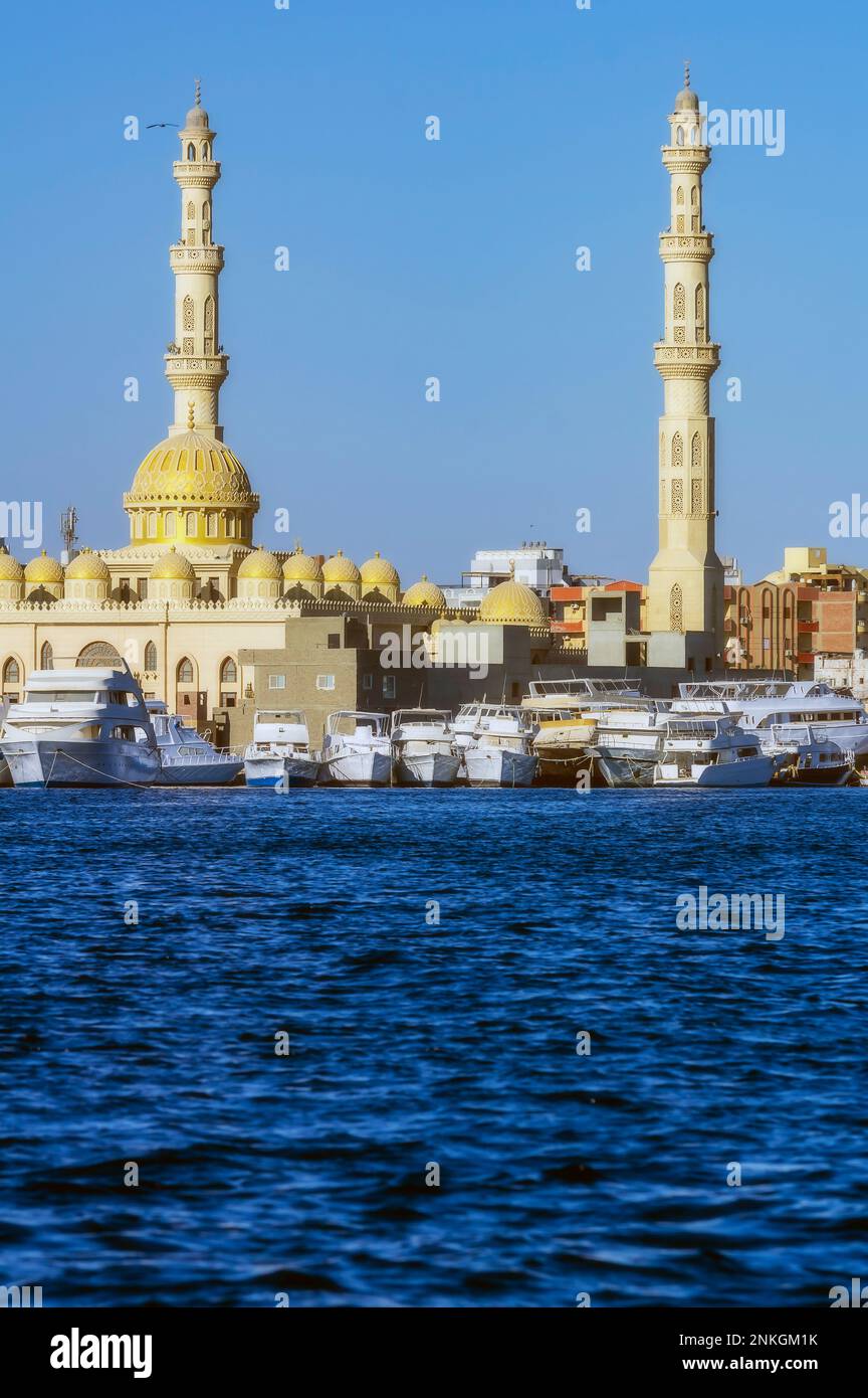 Égypte, gouvernorat de la mer Rouge, Hurghada, bateaux amarrés devant la mosquée El Mina Banque D'Images