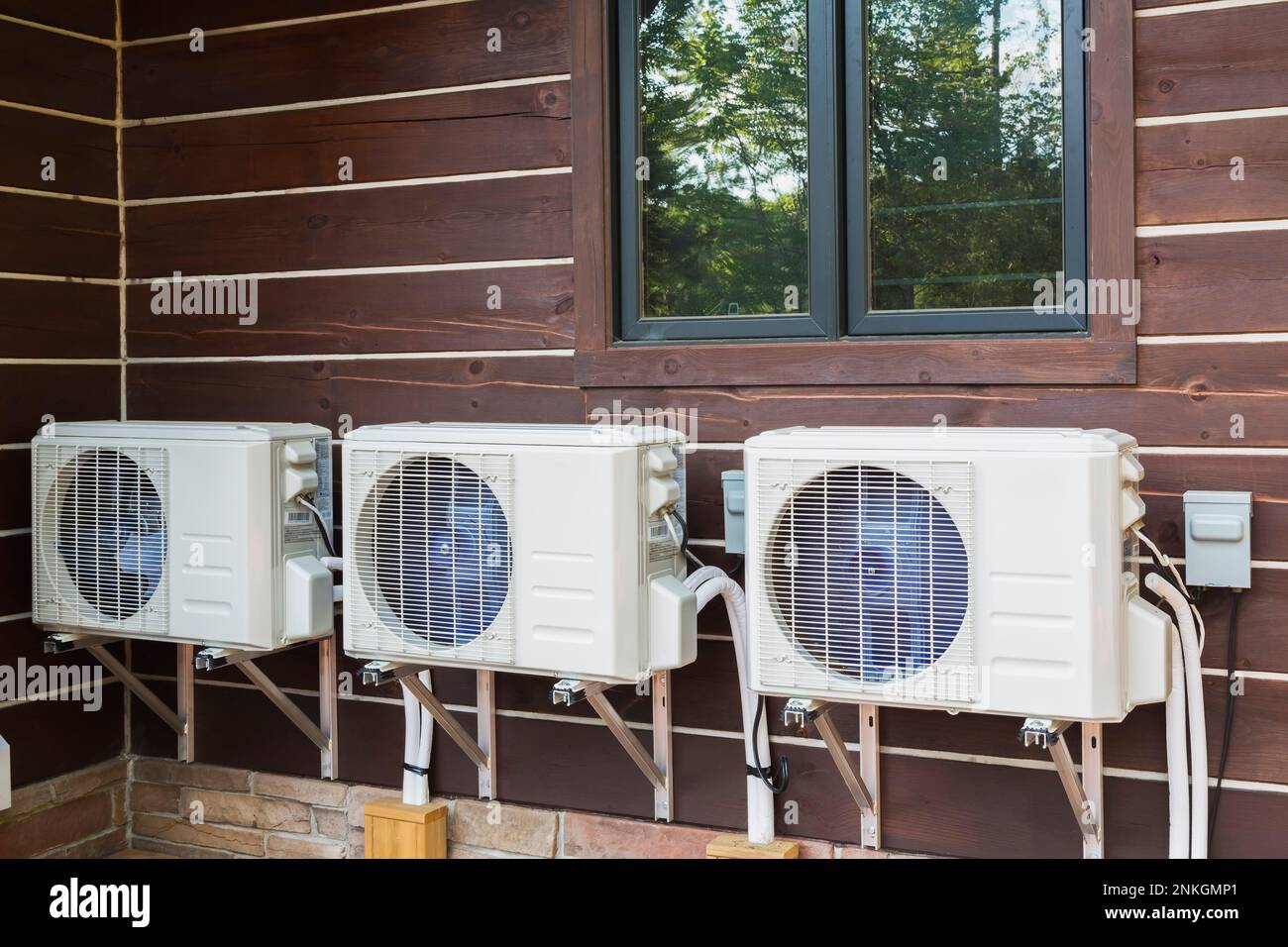 Unités de climatisation montées sur le mur extérieur de bois brun de pin blanc de l'est blanchi et de profil plat de bois. Banque D'Images Unités de climatisation montées sur le mur extérieur de bois brun de pin blanc de l'est blanchi et de profil plat de bois. Banque D'Images