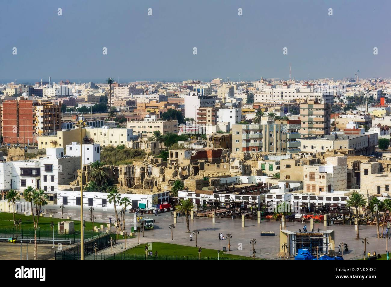 Paysage urbain sous ciel clair par beau temps Banque D'Images
