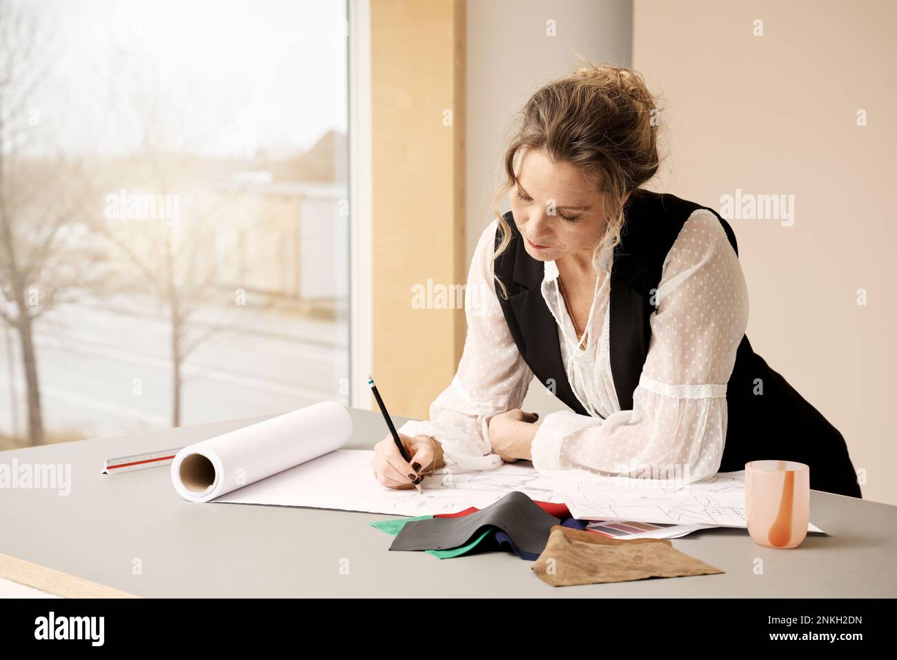 Réalisation de croquis professionnels créatifs sur papier avec un crayon à la table Banque D'Images