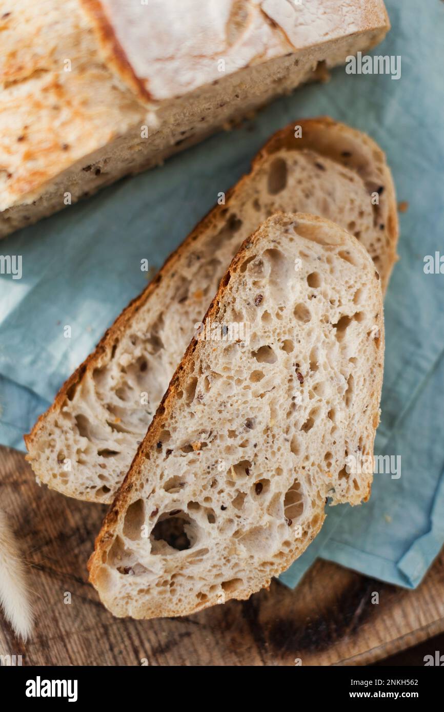 Tranches de pain de levain fraîchement cuit Banque D'Images