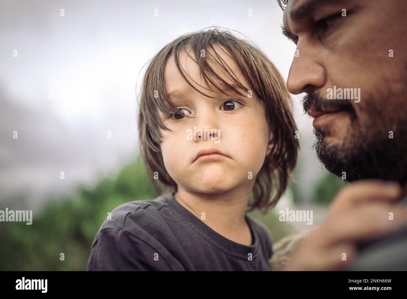 Un garçon contrarié avec son père en vacances Banque D'Images