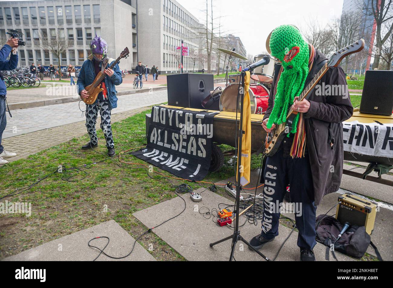 Ocean Rebellion Heavy Metal bande 'Polymetal noduless' tout en utilisant un bateau comme une étape. Des chansons ont été chantées dénonçant la société d'ingénierie avec des paroles critiques de l'industrie minière de l'océan et des dommages environnementaux causés par l'exploitation minière en haute mer. Les employés de bureau d'Allseas Engineering ont reçu un concert impromptu du groupe de métaux lourds Ocean Rebellions « Polymetal nodules » tout en utilisant un bateau comme scène. Des chansons ont été chantées dénonçant la société d'ingénierie avec des paroles critiques de l'industrie minière de l'océan et des dommages environnementaux causés par l'exploitation minière en haute mer. Allseas était l'un des compan Banque D'Images
