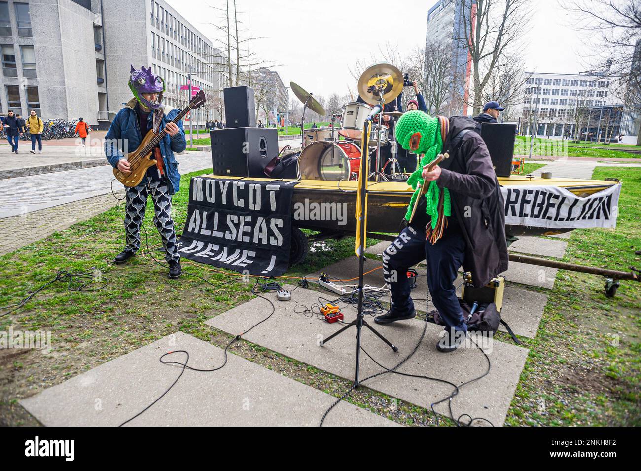 Ocean Rebellion Heavy Metal bande 'Polymetal noduless' tout en utilisant un bateau comme une étape. Des chansons ont été chantées dénonçant la société d'ingénierie avec des paroles critiques de l'industrie minière de l'océan et des dommages environnementaux causés par l'exploitation minière en haute mer. Les employés de bureau d'Allseas Engineering ont reçu un concert impromptu du groupe de métaux lourds Ocean Rebellions « Polymetal nodules » tout en utilisant un bateau comme scène. Des chansons ont été chantées dénonçant la société d'ingénierie avec des paroles critiques de l'industrie minière de l'océan et des dommages environnementaux causés par l'exploitation minière en haute mer. Allseas était l'un des compan Banque D'Images