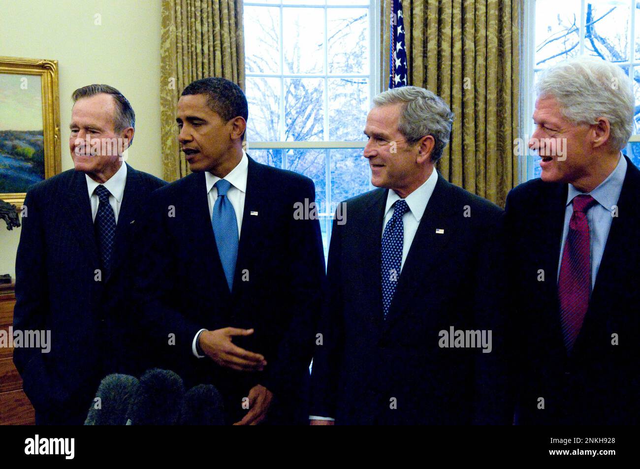 Washington, DC - 7 janvier 2009 -- le président élu des États-Unis Barack Obama, au centre à gauche, gestes à l'égard du président des États-Unis George W. Bush, au centre à droite comme il fait des remarques dans le Bureau ovale de la Maison Blanche à Washington, DC mercredi, 7 janvier 2009. Ancien président George H.W. Bush, à gauche ; et Bill Clinton, ancien président des États-Unis, à droite ; regardez. C'était la première fois que tous les présidents vivant passé, présent et futur étaient à la Maison Blanche ensemble depuis 1981.Credit: Ron Sachs/Pool via CNP Banque D'Images