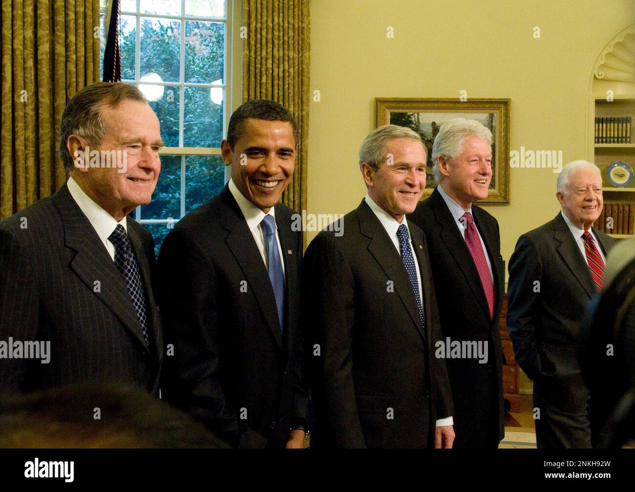 Washington, DC - 7 janvier 2009 -- le président des États-Unis George W. Bush, centre accueille l'ancien président des États-Unis George H.W. Bush, à gauche ; Barack Obama, élu président des États-Unis, au centre à gauche ; Bill Clinton, ancien président des États-Unis, au centre à droite ; et Jimmy carter, ancien président des États-Unis, à droite ; au bureau ovale de la Maison Blanche à Washington, DC mercredi, 7 janvier 2009. C'était la première fois que tous les présidents vivant passé, présent et futur étaient à la Maison Blanche ensemble depuis 1981.Credit: Ron Sachs/Pool via CNP Banque D'Images