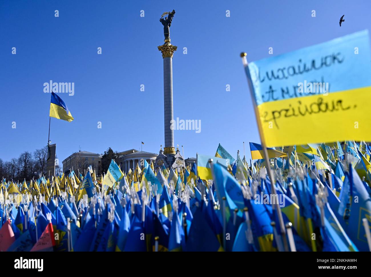 Kiev, Ukraine. 23rd févr. 2023. Drapeaux ukrainiens avec les noms des soldats ukrainiens morts qui sont morts pendant la guerre avec la Russie à la veille du premier anniversaire de l'offensive russe sur l'Ukraine sur la place de l'indépendance au centre de Kiev. La Russie a envahi l'Ukraine le 24 février 2022, déclenchant la plus grande attaque militaire en Europe depuis la Seconde Guerre mondiale Crédit : SOPA Images Limited/Alamy Live News Banque D'Images