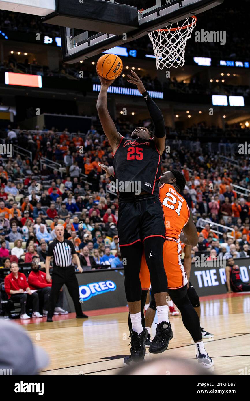 PITTSBURGH, PA - MARCH 20: Houston Cougars center Josh Carlton (25) shoots the ball during the men's March Madness college basketball game between the Houston Cougars and the Illinois Fighting Illini on March 20, 2022 at PPG Paints Arena in Pittsburgh, PA. (Photo by Mark Alberti/Icon Sportswire) (Icon Sportswire via AP Images) Banque D'Images