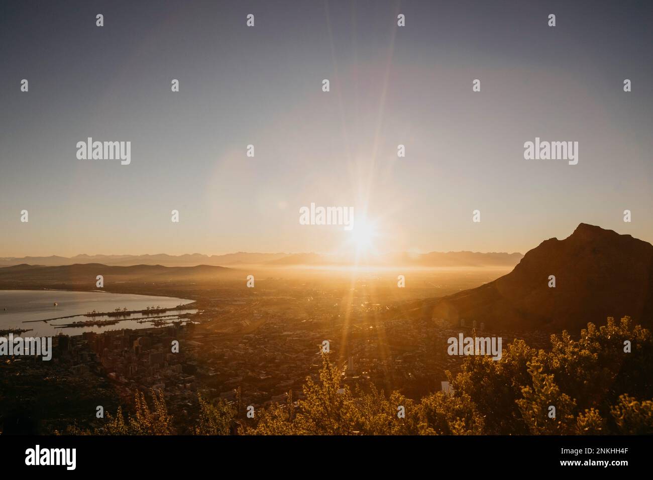 Vue panoramique sur la montagne et la mer en face du ciel clair au lever du soleil Banque D'Images