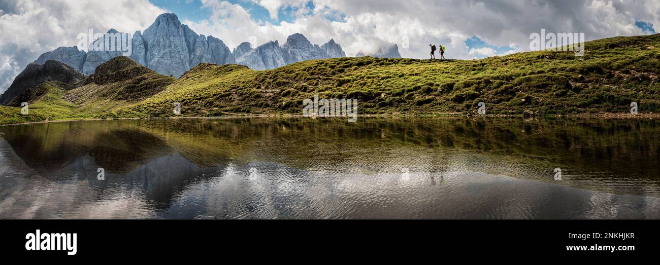 Homme et femme randonnée au bord du lac à Forcella Venegia, Dolomites, Italie Banque D'Images