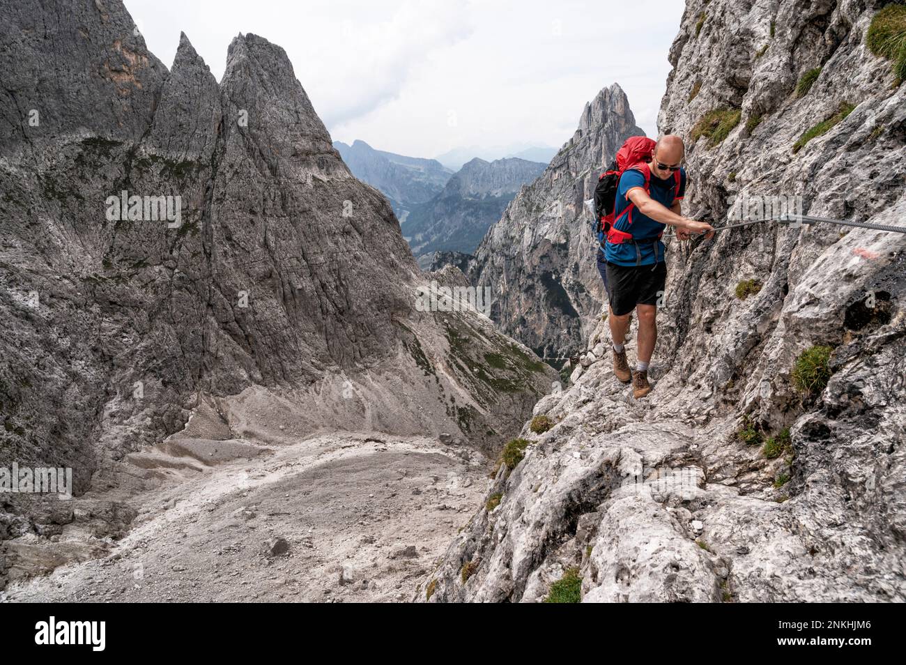 Homme faisant de l'escalade à Passo del ball, dolomites, Italie Banque D'Images