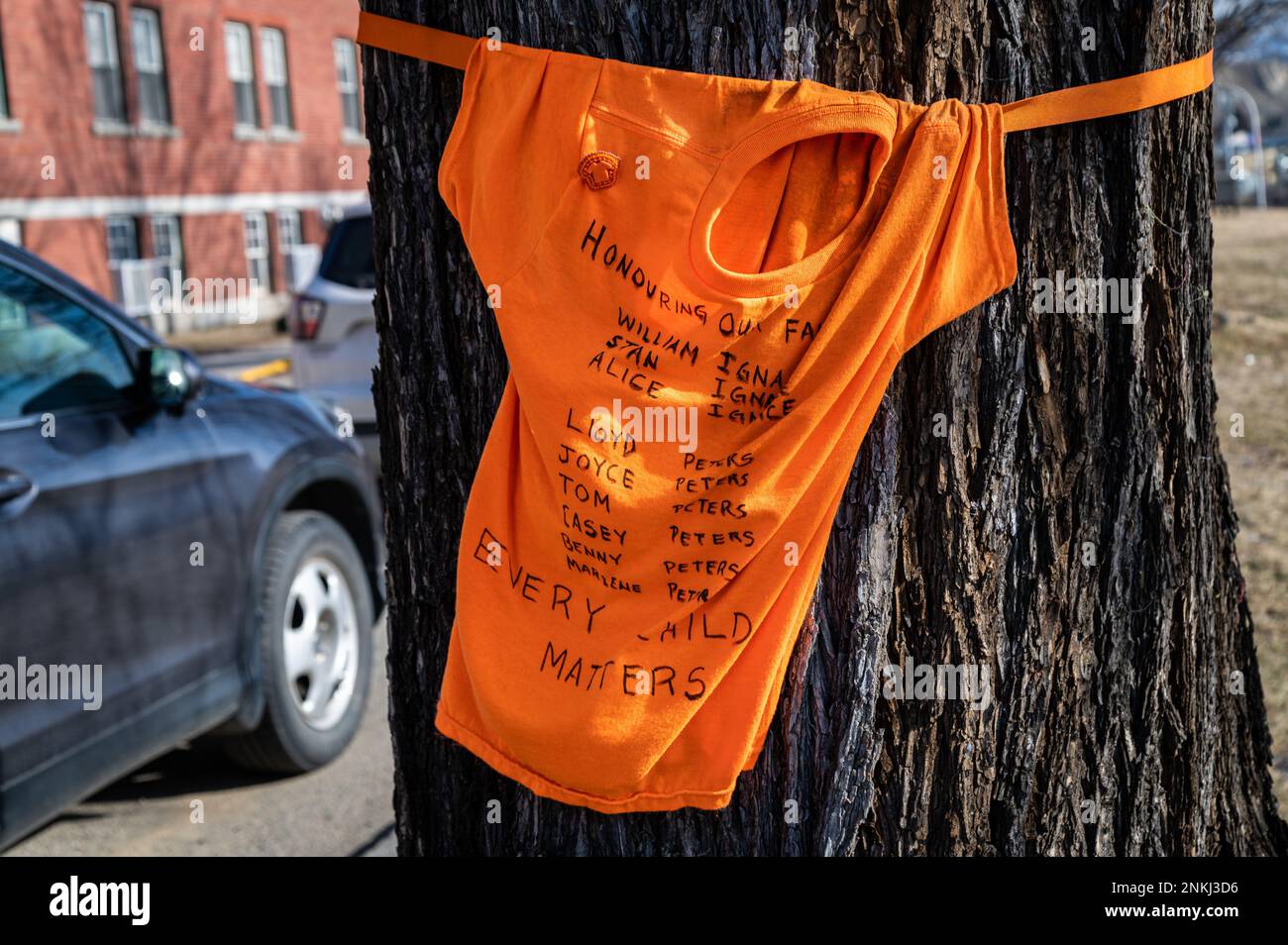 Un t-shirt manuscrit chaque enfant compte avec des noms est lié à un arbre à la Kamloops Residential School. Des restes d'enfants y sont probablement enterrés. Banque D'Images