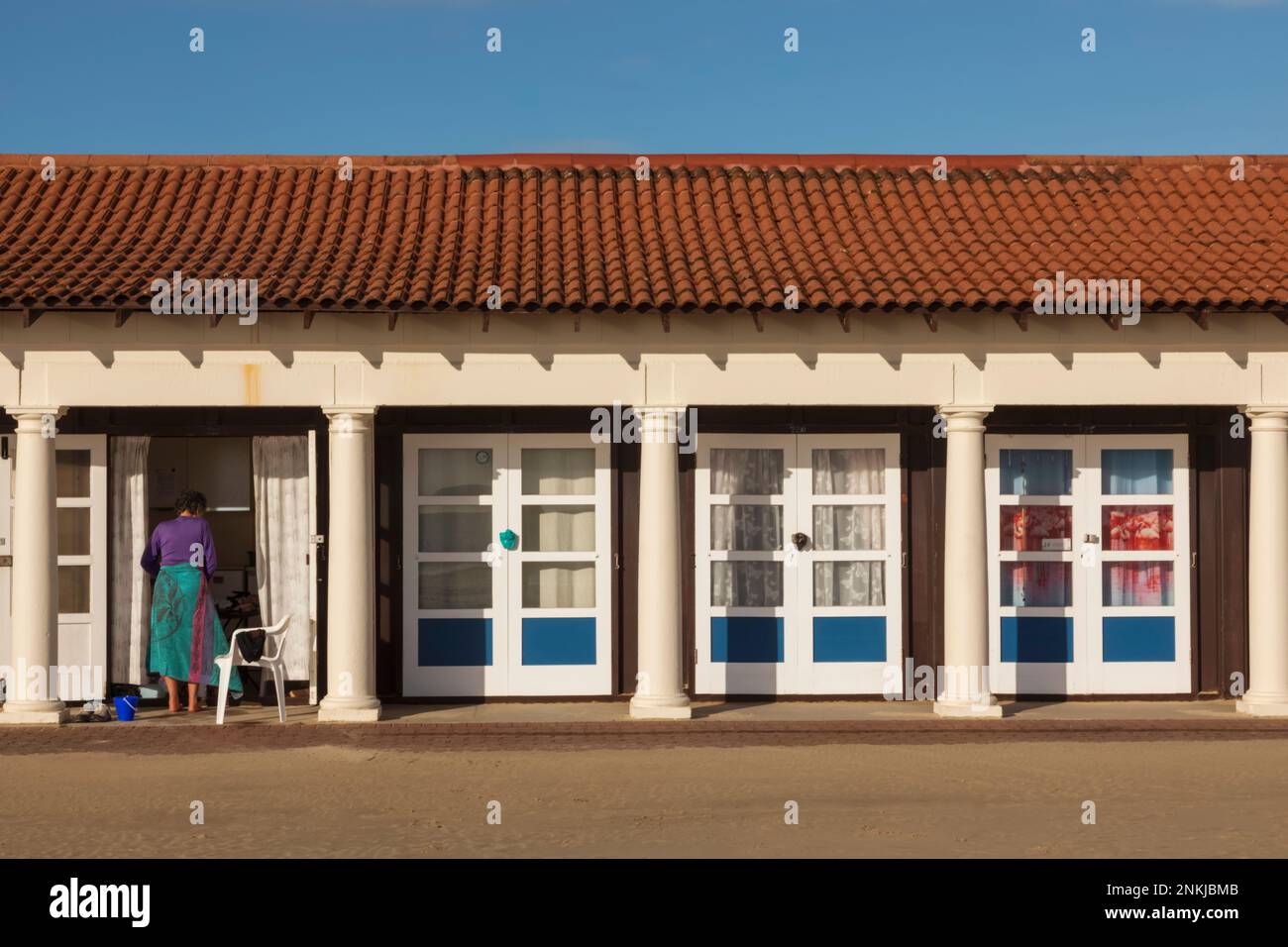 Angleterre, Dorset, Poole, Sandbanks Beach, Luxury Beach huts Banque D'Images