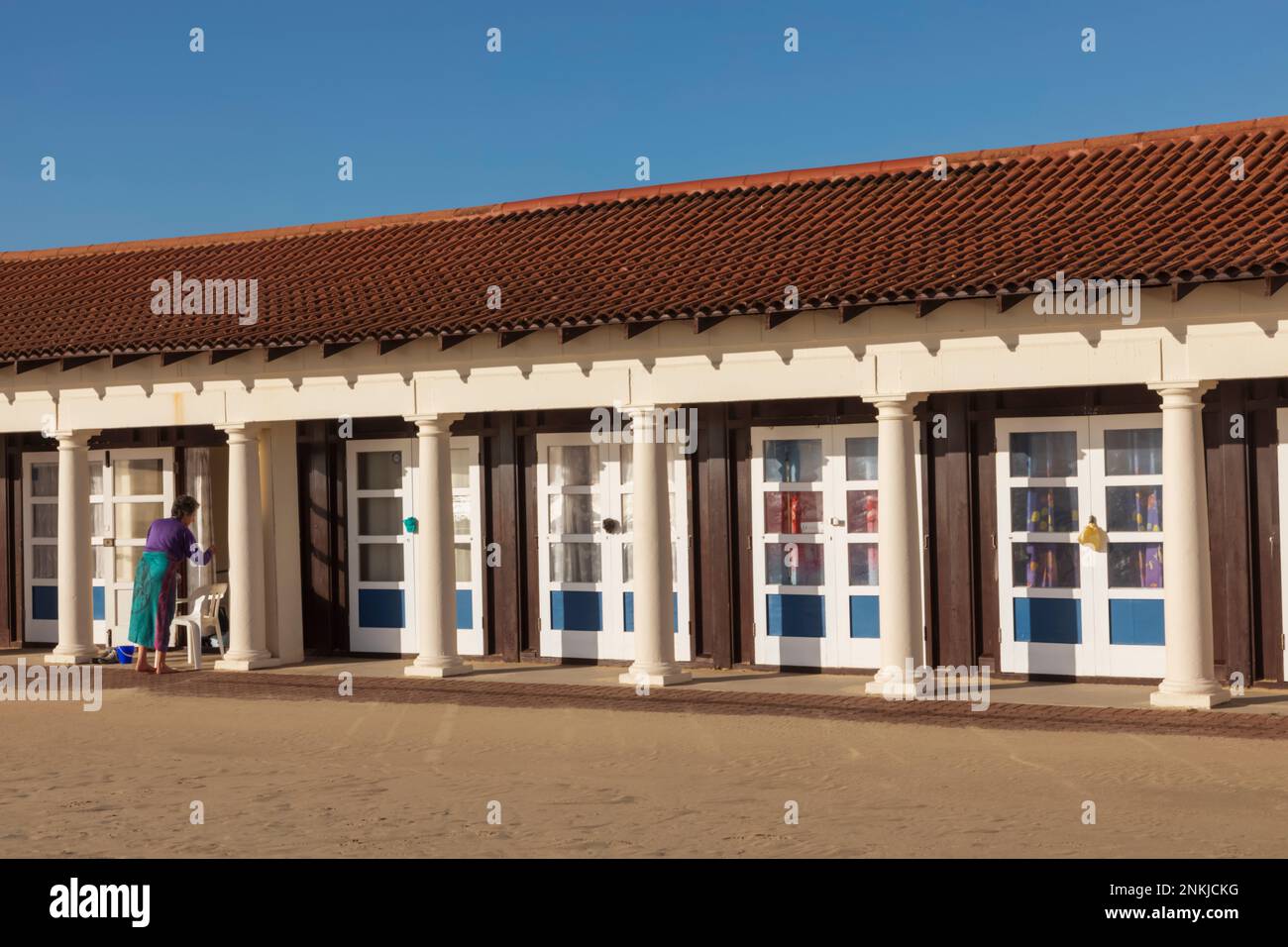 Angleterre, Dorset, Poole, Sandbanks Beach, Luxury Beach huts Banque D'Images