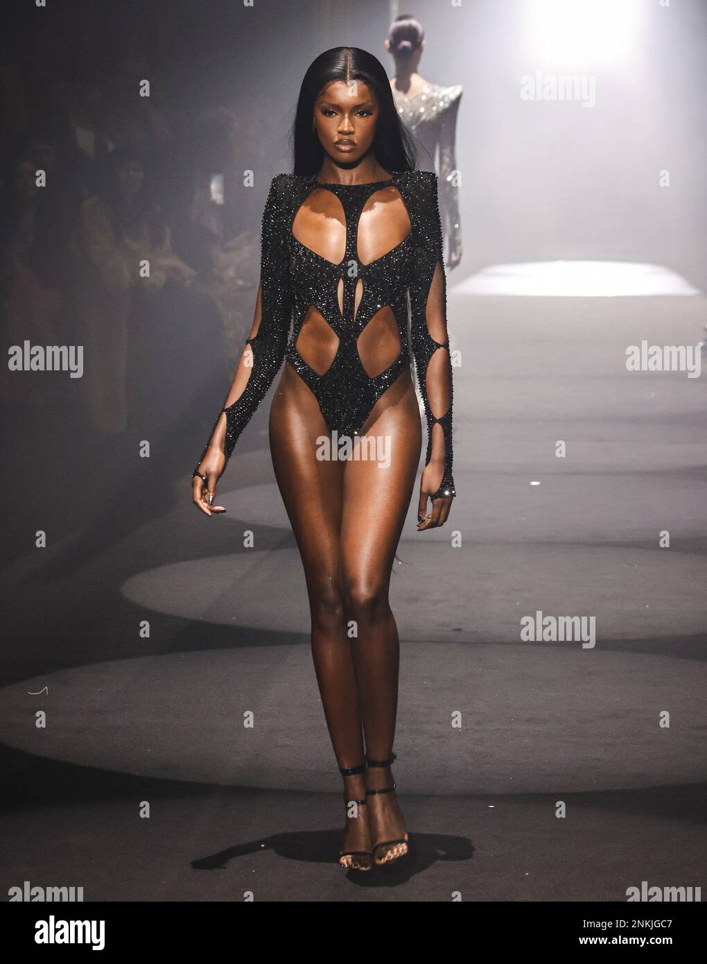 Londres, Royaume-Uni. 19th févr. 2023. Leomie Anderson marche sur la piste au spectacle de la semaine de la mode de Londres Julien Macdonald x Gabriela Gonzalez au Freemason's Hall. Crédit : SOPA Images Limited/Alamy Live News Banque D'Images