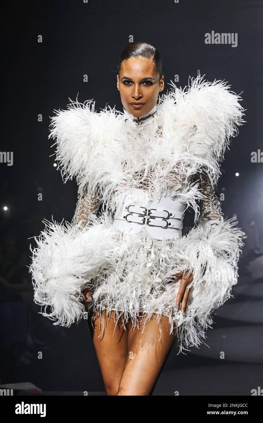 Londres, Royaume-Uni. 19th févr. 2023. Cindy Bruna marche sur la piste du spectacle de la semaine de la mode de Londres Julien Macdonald x Gabriela Gonzalez au Freemason's Hall. Crédit : SOPA Images Limited/Alamy Live News Banque D'Images