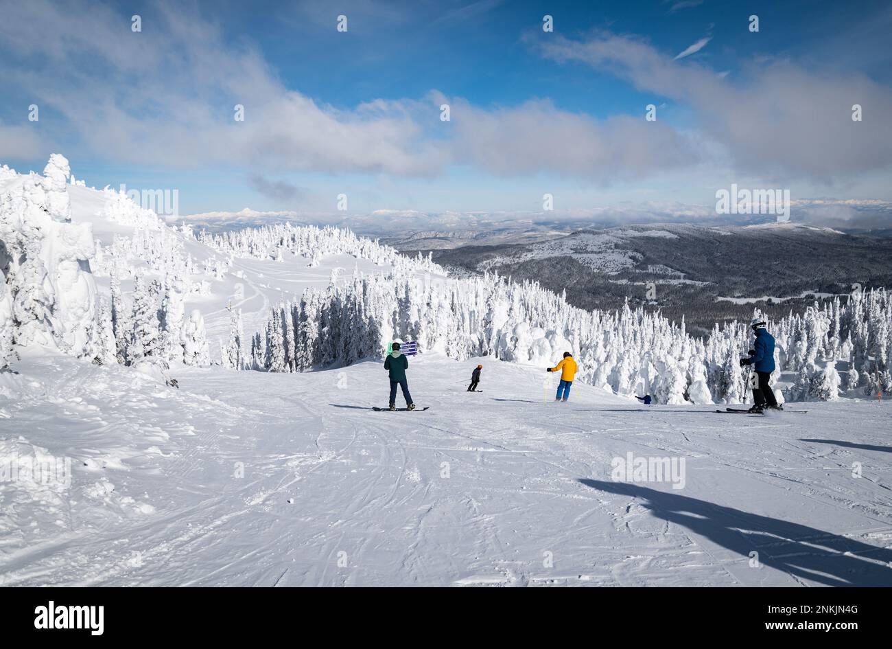 Les skieurs et les snowboarders commencent à descendre la montagne depuis la remontée mécanique Crystal au sommet « Top of the World » de la station de ski Sun Peaks. Banque D'Images