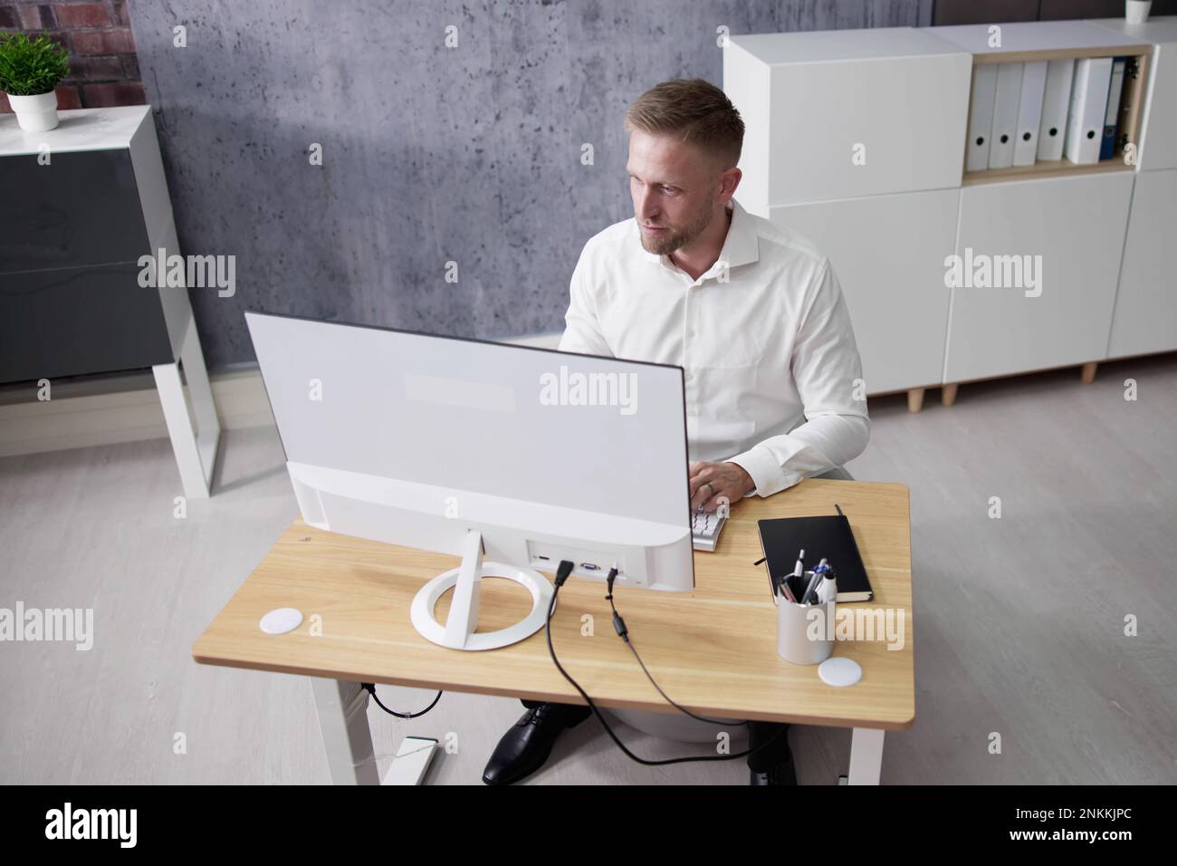 Exercice Office ball. Position assise au bureau Banque D'Images