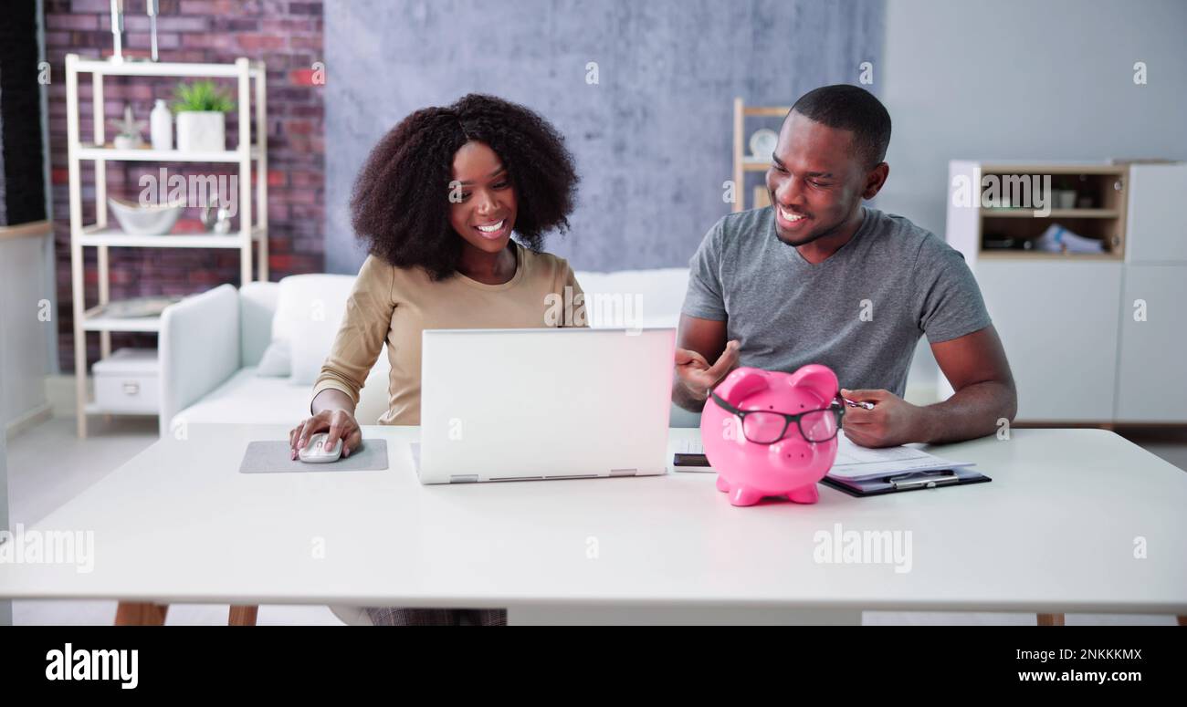 Un couple africain heureux qui prend sa retraite Finances Plan et argent Budget Banque D'Images