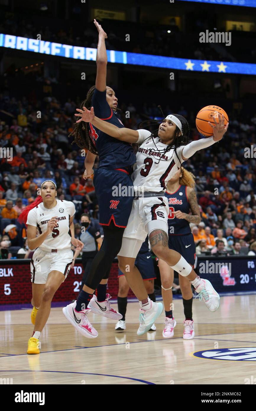 NASHVILLE, TN - MARCH 05: South Carolina Gamecocks guard Destanni Henderson (3) shoots a layup around Ole Miss Rebels forward Madison Scott (24) during a semi-final game of the SEC Women's Basketball Tournament between the South Carolina Gamecocks and Ole Miss Rebels, March 5, 2022, at Bridgestone Arena in Nashville, Tennessee. (Photo by Matthew Maxey/Icon Sportswire) (Icon Sportswire via AP Images) Banque D'Images