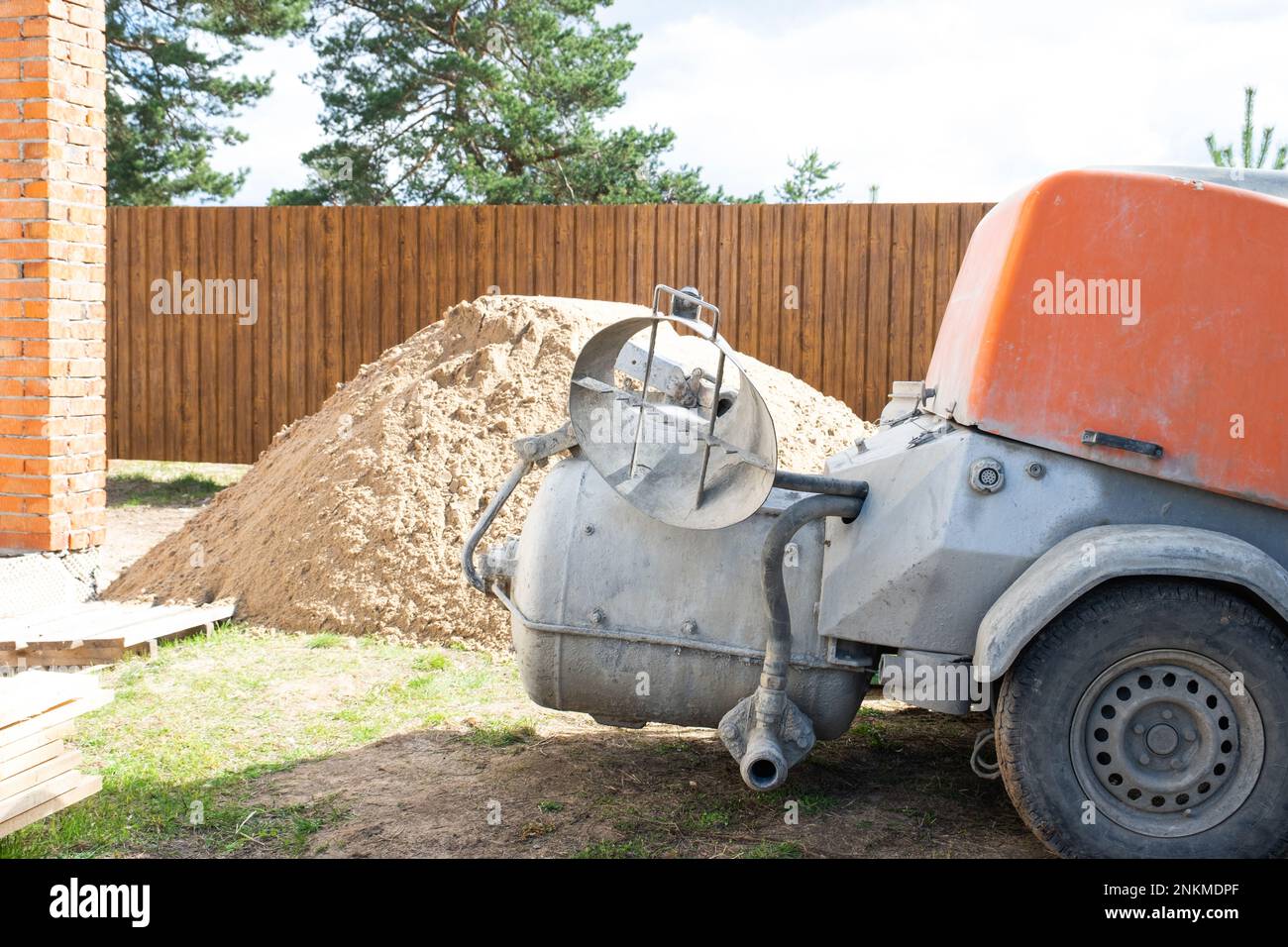 Machine avec mélangeur pour l'alimentation du mélange de ciment pour verser une table de plancher semi-sèche dans la maison. Chantier de construction avec lame de sable, prepas Banque D'Images