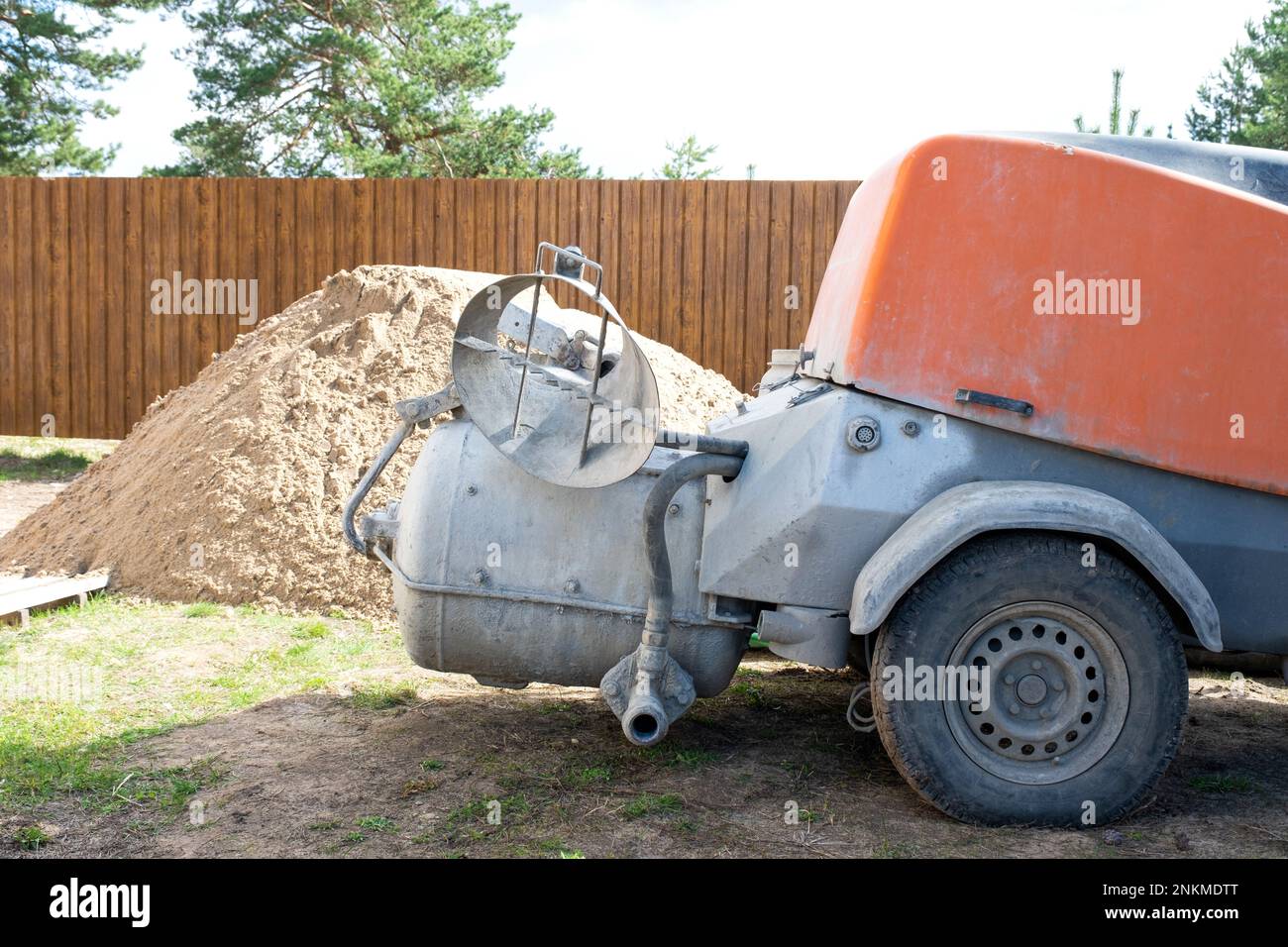 Machine avec mélangeur pour l'alimentation du mélange de ciment pour verser une table de plancher semi-sèche dans la maison. Chantier de construction avec lame de sable, prepas Banque D'Images